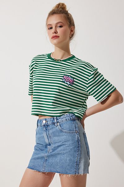 Happiness İstanbul Grünes, gestreiftes Crop-Strick-T-Shirt für Damen aus 100 % Baumwolle mit Stickereien, CR00436