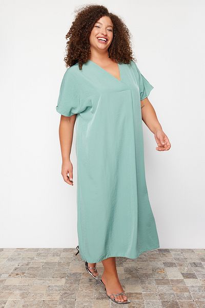 Trendyol Curve Mintgrünes, gewebtes Lyocell-Kleid in Übergröße