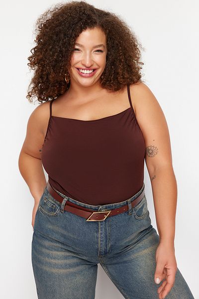 Trendyol Curve Braune Strickbluse mit Degaje-Kragen und Riemen TBBSS24AF00006