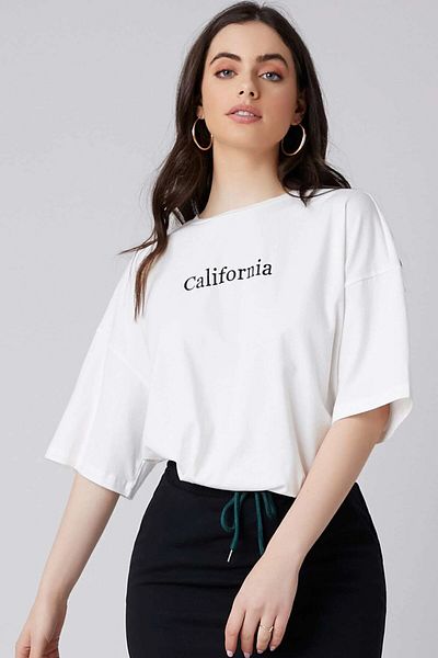 MODAGEN Unisex Λευκό μπλουζάκι με λαιμόκοψη California με στάμπα Oversize