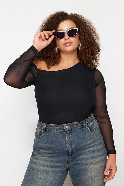 Trendyol Curve Schwarze, mit Tüll gefütterte, asymmetrische, gestrickte Bluse in Übergröße TBBSS24AF00025
