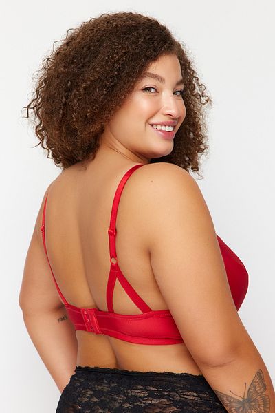 Trendyol Curve حمالة صدر بتفاصيل الأنابيب الحمراء TBBSS24CW00013