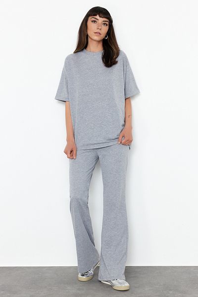Trendyol Collection Szürke Oversize pamut póló és nadrág szett - spanyol láb 100% pamut TWOSS24AU00059