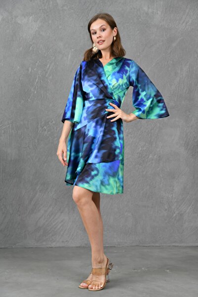 vuvutasarım Baskılı Saten Kumaş Kuşak Detaylı Anvelop Kesim Kruvaze Yaka Kısa Yarasa Kol Saten Elbise 24Y2261