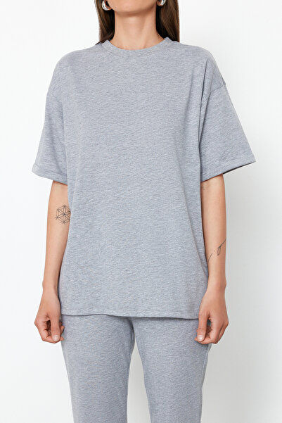 Trendyol Collection Szürke Oversize pamut póló és nadrág szett - spanyol láb 100% pamut TWOSS24AU00059