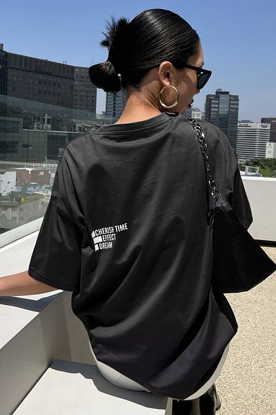 MODAGEN Unisex Μαύρο μπλουζάκι με λαιμόκοψη Cherish Time με στάμπα Oversize