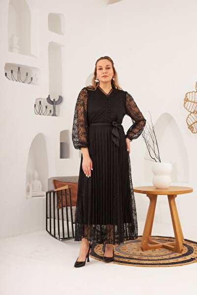 RMG Nagy méretű fekete csipkegalléros ruha