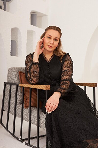 RMG Nagy méretű fekete csipkegalléros ruha