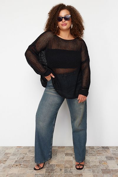 Trendyol Curve Schwarzer Strickpullover mit Durchbruch-/Lochmuster und tiefer Schulterpartie TBBSS24AN00001