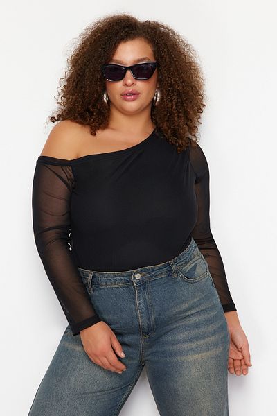 Trendyol Curve Schwarze, mit Tüll gefütterte, asymmetrische, gestrickte Bluse in Übergröße TBBSS24AF00025