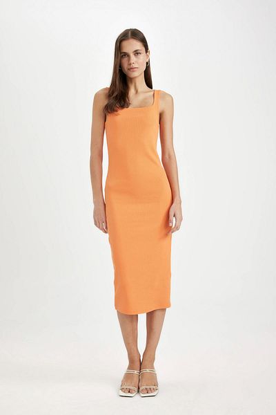DeFacto Figurbetontes, körperbetontes Basic-Midikleid mit geradem, quadratischem Kragen und geripptem, ärmellosem Midikleid Z7577az24sm