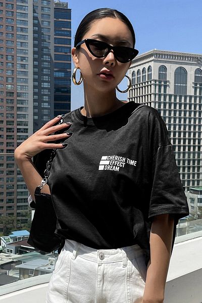MODAGEN Unisex Μαύρο μπλουζάκι με λαιμόκοψη Cherish Time με στάμπα Oversize