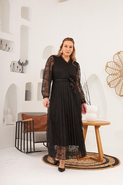 RMG Detailní šaty s černým krajkovým límcem větší velikosti