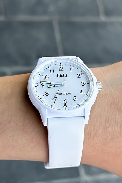 Q&Q Unisex White Silicone Cord Wristwatch