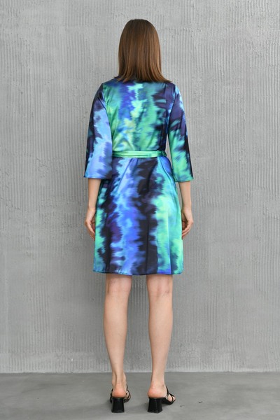 vuvutasarım Γυναικείο υφασμάτινο εμπριμέ σατέν φόρεμα 24Y2261 με κοντό μανίκι νυχτερίδα με περιτύλιγμα με διπλό γιακά