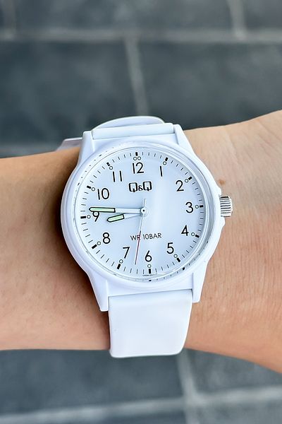 Q&Q Unisex White Silicone Cord Wristwatch