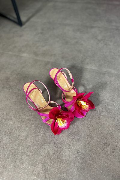 SHOEBELLAS Dámské boty na podpatku Wix s květinovým vzorem fuchsie