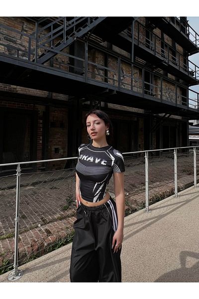 Gofeel Harajuku Brave Black Detail Sandy Full Size Crop