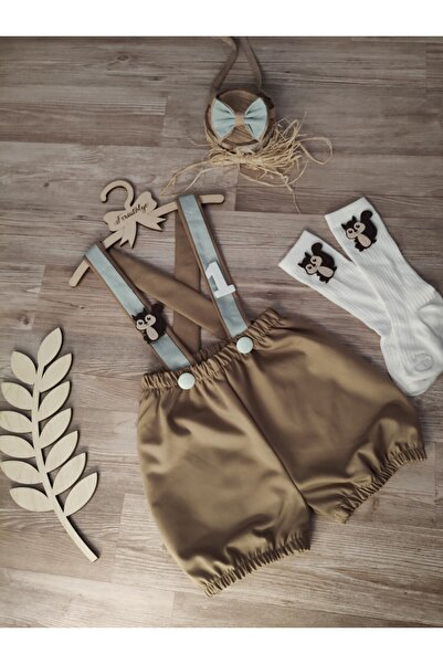 Feriatolye Açık kahve küf yesili sincap konseptli doğum günü  erkek bebek şort salopet papyon çorap takımı