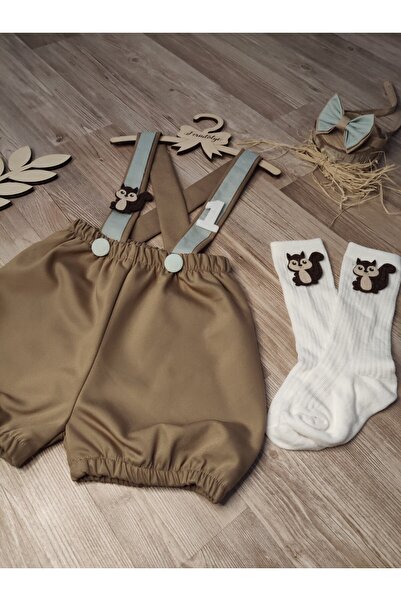 Feriatolye Açık kahve küf yesili sincap konseptli doğum günü  erkek bebek şort salopet papyon çorap takımı