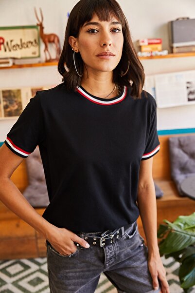 Olalook Γυναικείο μπλουζάκι με μαύρο μανίκι και γιακά με λεπτομέρειες TSH-19000562