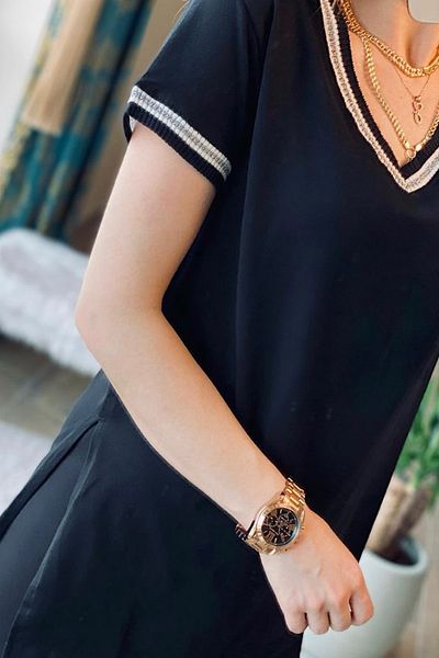 FEMELLE Tricou negru din bumbac, cu decolteu în V, cu fante pe mâneci și guler