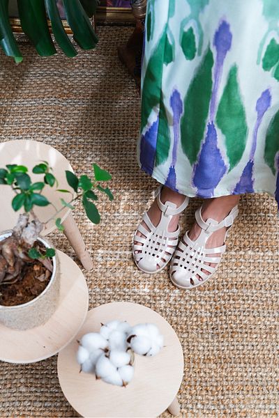 NİŞANTAŞI SHOES Anderline Cremefarbene, matte Damensandalen mit Gürteldetail