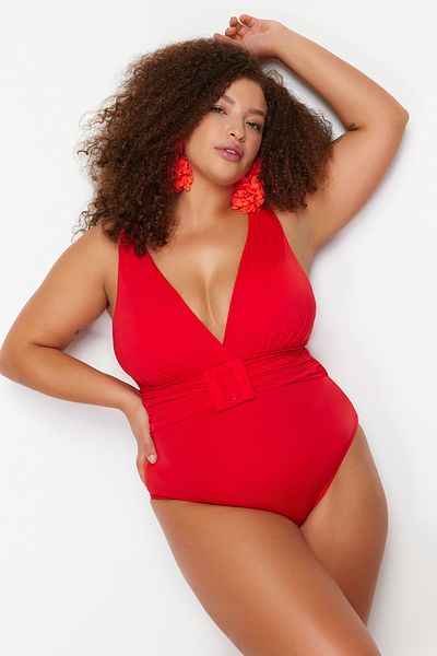Trendyol Curve Roter Badeanzug mit tiefem V-Gürtel in Übergröße TBBSS24AM00022