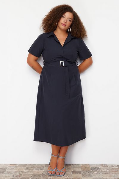 Trendyol Curve Marineblaues gewebtes Kleid in Übergröße mit Gürteldetail