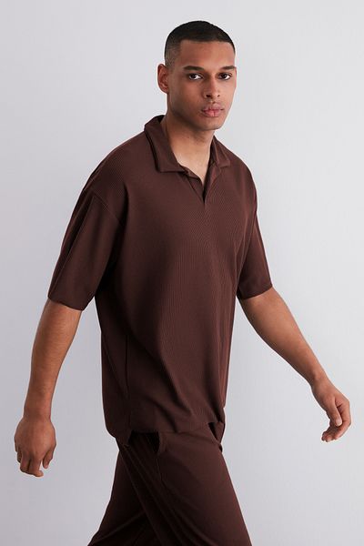 Trendyol Collection OTToman T-Shirt mit Polokragen – weite Passform, Struktur und keine Falten, braun, limitierte Auflage TMNSS23po00020