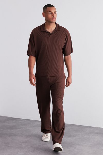 Trendyol Collection OTToman T-Shirt mit Polokragen – weite Passform, Struktur und keine Falten, braun, limitierte Auflage TMNSS23po00020