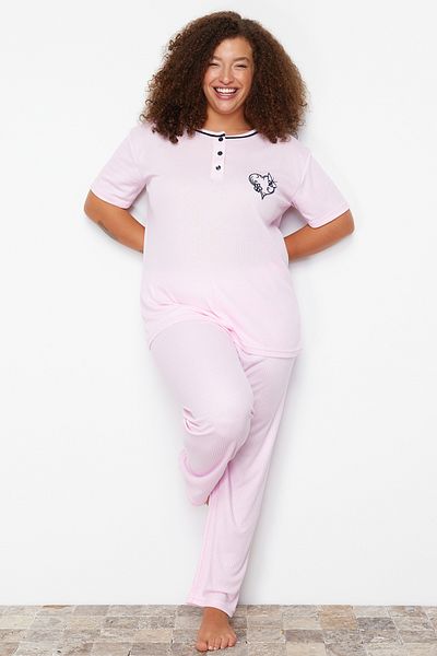 Trendyol Curve Pletená pyžamová souprava s růžovým knoflíkem TBBSS24AI00099