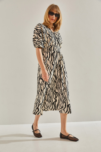 Bianco Lucci Schwarzes Damenkleid aus zerknittertem Stoff mit elastischen Ärmeln in der Taille und zweireihigem Kragen 60251002