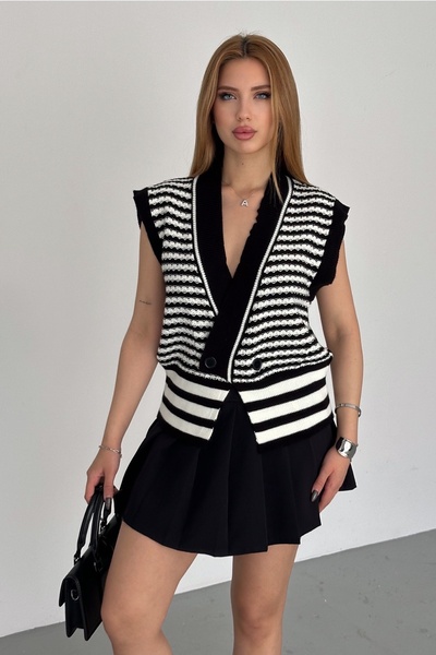 FEMELLE Women's V-Neck Buttoned Design Standard Size Sweater