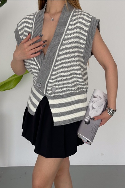 FEMELLE Women's V-Neck Buttoned Design Standard Size Sweater