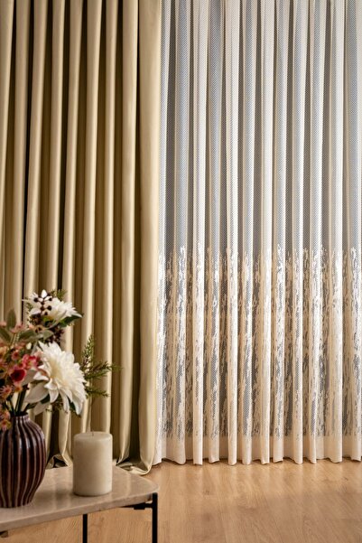 Karesi ГОТОВА ЗА УПОТРЕБА ЗАВЕСА ОТ ТЮЛ 1X3 С ПЛЪТНИ ПЛИСОВЕ, В ЦВЯТ МЕДЕНА ПЕНА И С ПЛАМЕНЕН МОТИВ