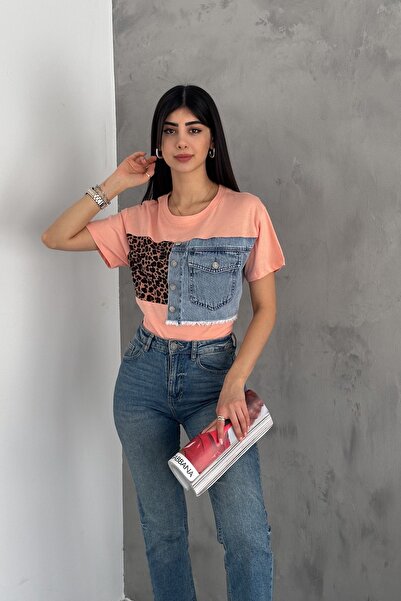 FEMELLE Γυναικείο βαμβακερό μπλουζάκι σε σκόνη λεοπάρ και τζιν με λεπτομερή σχεδίαση με κουμπιά