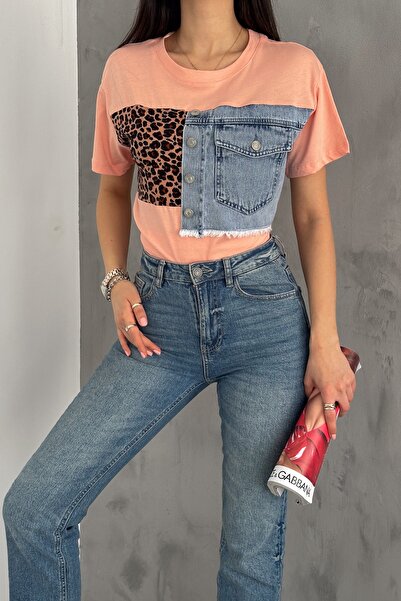 FEMELLE Γυναικείο βαμβακερό μπλουζάκι σε σκόνη λεοπάρ και τζιν με λεπτομερή σχεδίαση με κουμπιά