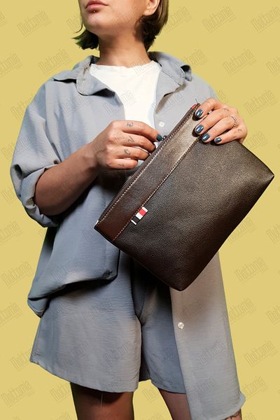 NEWISH POLO ACCESSORIES حقيبة يد من الجلد النباتي باللون البني الداكن مقاومة للماء مع حزام معصم للسفر (28*18 سم)