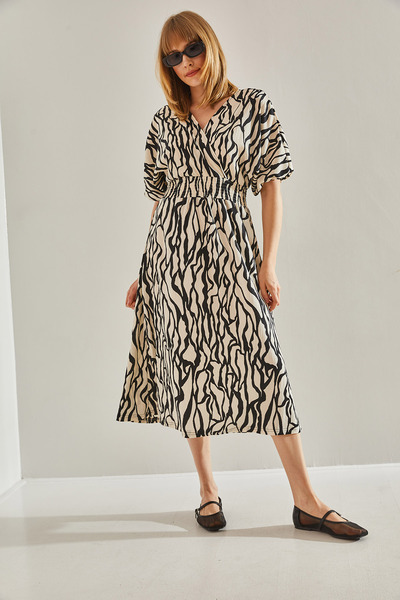 Bianco Lucci Schwarzes Damenkleid aus zerknittertem Stoff mit elastischen Ärmeln in der Taille und zweireihigem Kragen 60251002