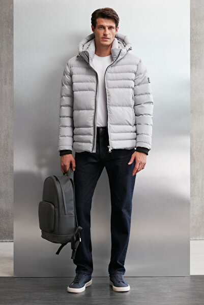 GRIMELANGE Pánská bunda Bradie – větru odolná, světle šedá nafouknutá bunda s kapucí a detailem loga