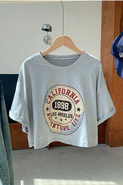 MODAGEN Γυναικείο T-shirt με γκρι Crew Neck California με στάμπα Crop