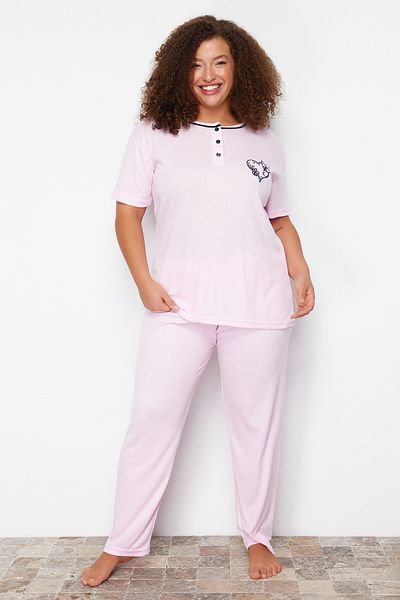 Trendyol Curve Pletená pyžamová souprava s růžovým knoflíkem TBBSS24AI00099