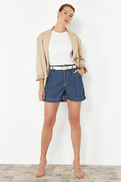 Trendyol Collection Dunkelblaue, plissierte Jeansshorts mit hoher Taille aus 100 % Tencel™ TWOSS24SR00126