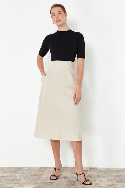 Trendyol Collection Μαύρο ποπλίνα με λεπτομέρεια Skater/Μέση με ανοιγόμενο γιακά ελαστικό πλεκτό μίντι φόρεμα TWOSS24EL00407