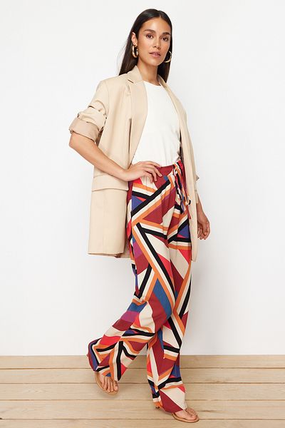 Trendyol Collection Rote Hose mit weitem Bein, elastischem Bund und Bindedetail/gemustertem Webmuster TWOSS24PL00159