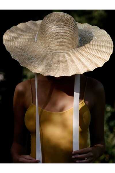 Mood Agenda قبعة نسائية كلاسيكية ذات كشكشة مموجة مصنوعة يدويًا من القش العضوي