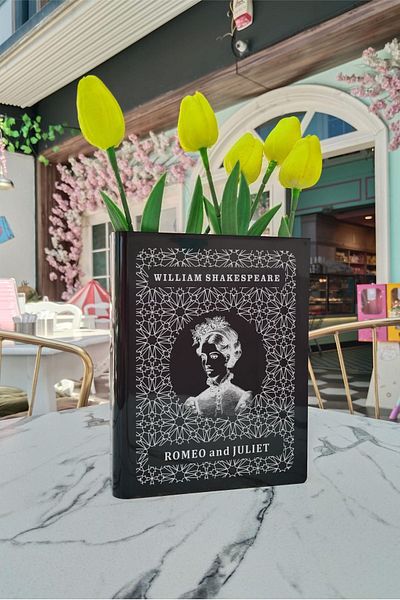 Gri Grafik Design Workshop Shakespeare Black Book Vase - World Classics Collection