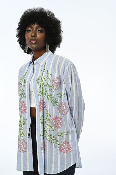 FEMELLE Blaues Oversize-Shirt mit Blumen-Pailletten-Stickerei für Damen in Standardgröße für die neue Saison