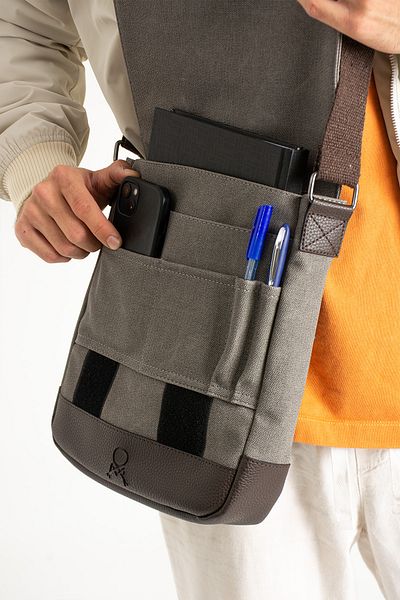 By Hakan Τσάντα ώμου Mega 417 UNISEX Canvas Messenger Τσάντα ώμου ΓΚΡΙ-ΚΑΦΕ